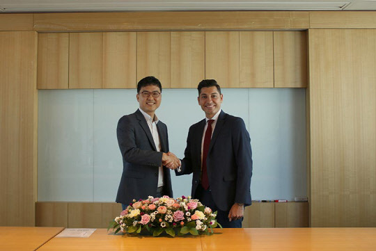 4일 서울 강남구에 위치한 대웅제약 본사에서 전승호 대웅제약 사장(왼쪽)과 데이비드 모아타제디 에볼루스 사장이 보툴리눔톡신 '나보타'의 미국 시장 진입 전략 방안을 논의한 후 기념촬영을 하고 있다. 대웅제약 제공